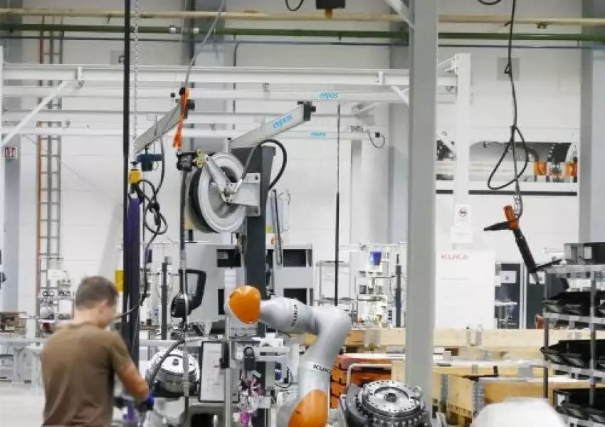 Mensch-Roboter Kollaboration in der Endmontage der KUKA Roboter