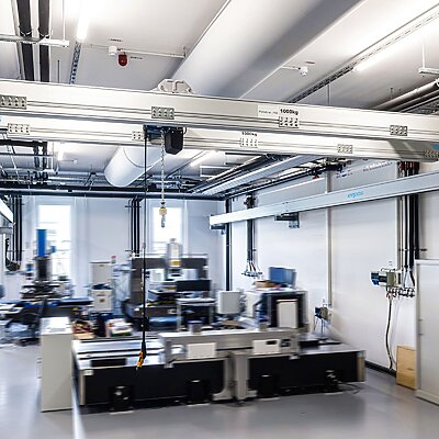 Layertec Reinraum Kran Kransystem Krananlage Hallenkran Deckenkran Kranmotor Kranantrieb Cleanroom Crane System Hall Ceiling Motor Drive 4